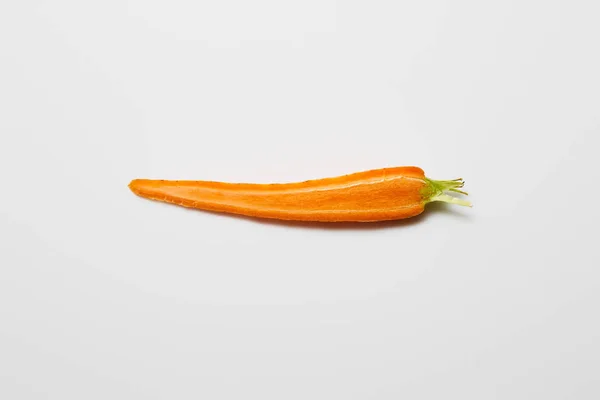 Вид зверху на свіжий шматочок моркви на білому тлі — стокове фото
