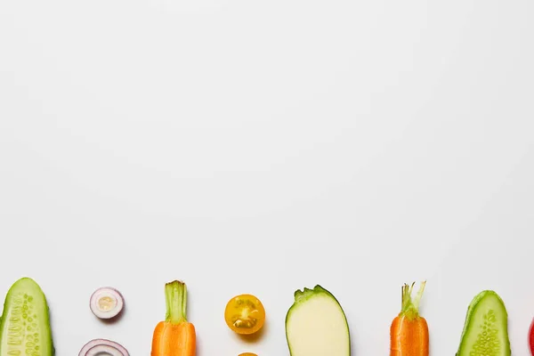Vue du dessus des légumes frais coupés sur fond blanc avec espace de copie — Photo de stock