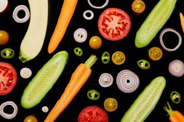 Вид сверху на свежие спелые вкусные нарезанные овощи, изолированные на черном — стоковое фото