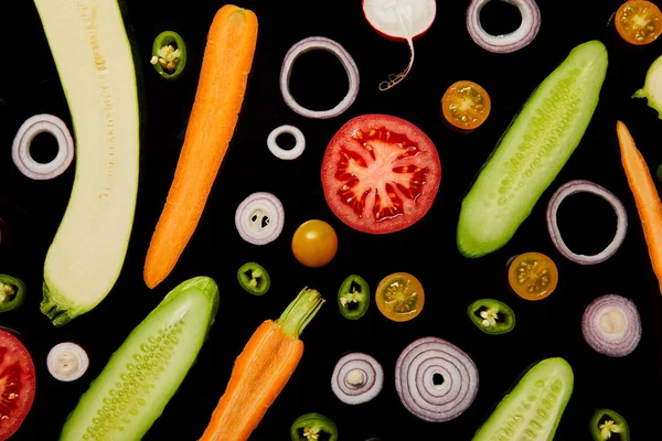 Вид зверху на органічні нарізані овочі ізольовані на чорному — стокове фото