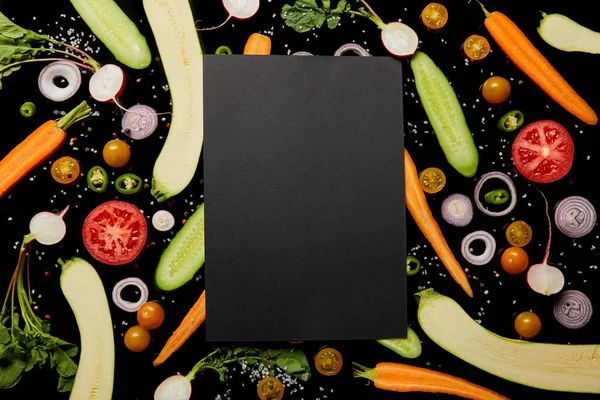 Вид сверху пустой черной карты на овощной узор, изолированный на черном — стоковое фото