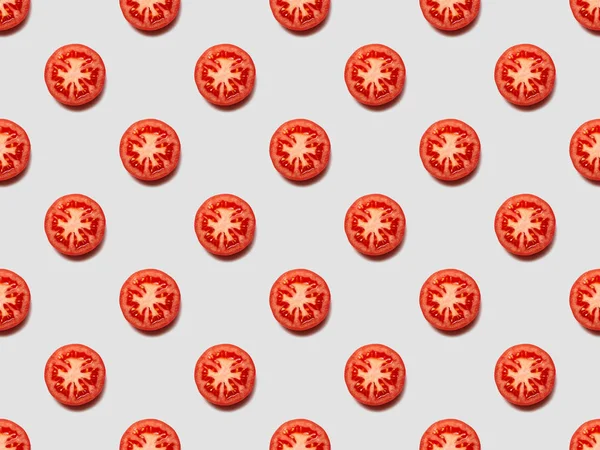 Vista superior de rodajas de tomate rojo sobre fondo blanco, patrón sin costuras - foto de stock