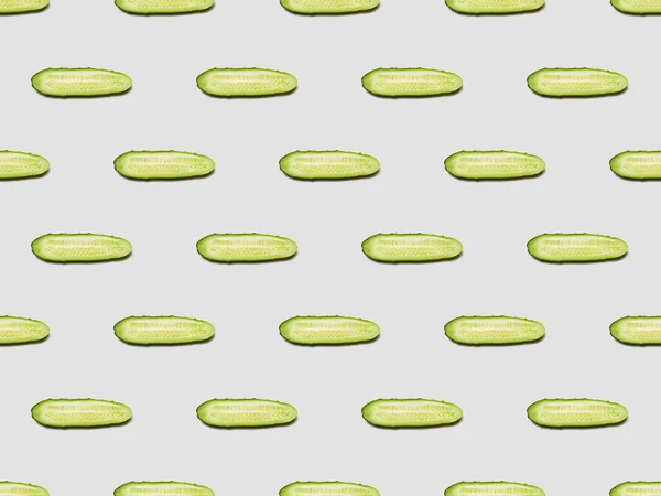 Vue de dessus des tranches de concombre sur fond blanc, motif sans couture — Photo de stock