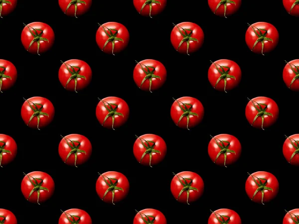 Верхний вид красных целых помидоров изолирован по черному, бесшовному рисунку — стоковое фото