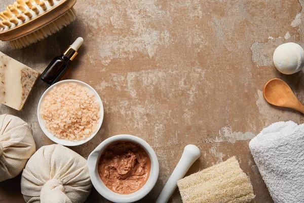 Vue de dessus des cosmétiques biologiques et des fournitures de beauté sur la surface beige altérée texturée — Photo de stock