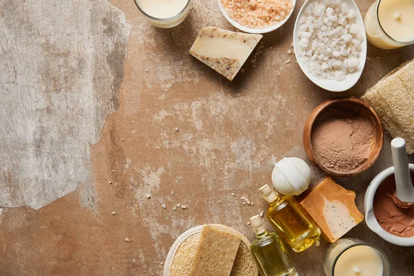 Vista dall'alto di ingredienti cosmetici naturali e candele su superficie beige testurizzata — Foto stock