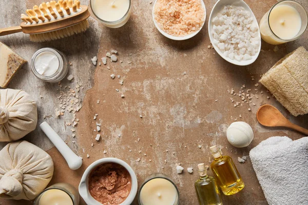 Vista dall'alto di ingredienti cosmetici naturali e forniture di bellezza sulla superficie marrone testurizzata — Foto stock