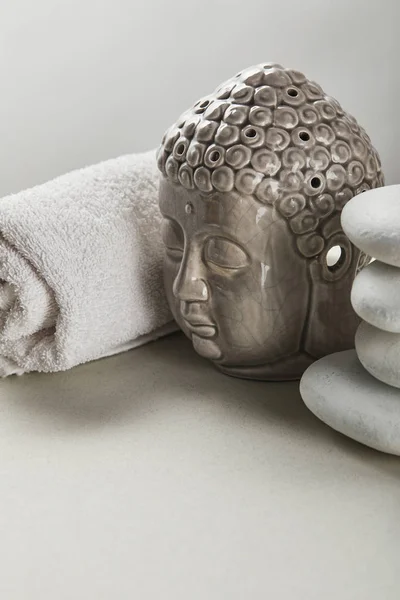 Baumwolltuch, Steine, Buddha-Figur auf weißem Tisch isoliert auf grau — Stockfoto