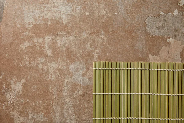 Vista superior do tapete de mesa de bambu verde na textura envelhecida — Fotografia de Stock