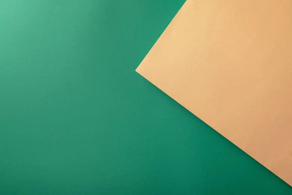 Fond créatif avec du papier vert et beige — Photo de stock