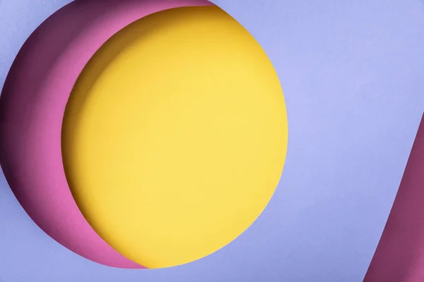 Fond de papier créatif avec des trous colorés lumineux — Photo de stock
