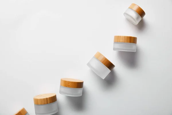 Vista superior de frascos vazios com tampas de madeira em branco — Fotografia de Stock
