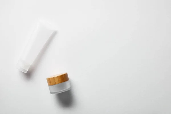 Vista superior do tubo de creme e frasco em branco — Fotografia de Stock