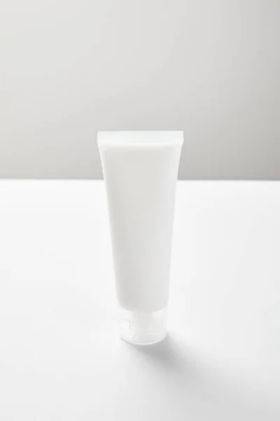 Tubo crema con crema per le mani su bianco — Foto stock