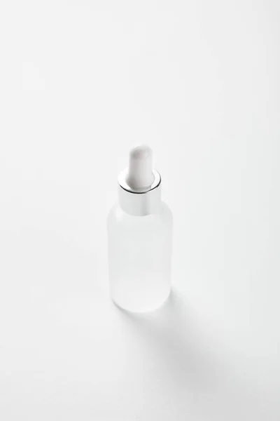 Garrafa de vidro cosmético com soro em branco — Fotografia de Stock