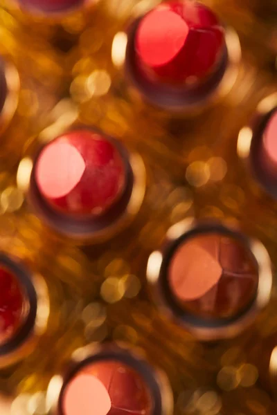 Mise au point sélective de différentes nuances de rouges à lèvres — Photo de stock