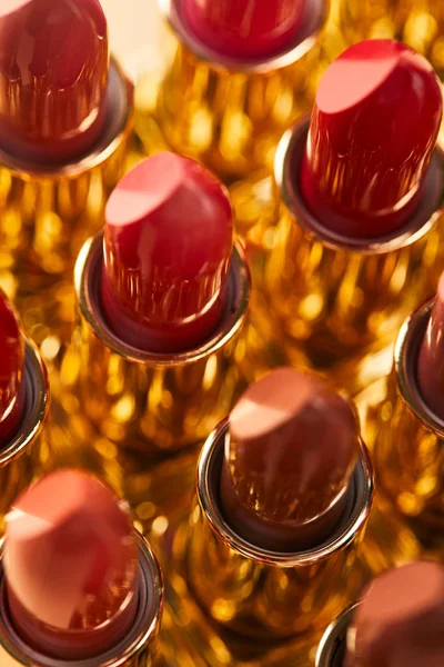 Mise au point sélective de différentes nuances de rouge à lèvres dans les tubes — Photo de stock