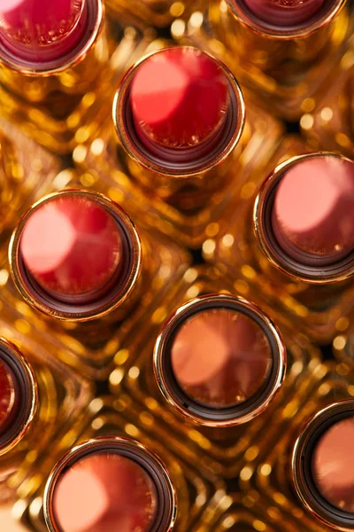 Vue de dessus de différentes nuances rouges de rouge à lèvres dans les tubes — Photo de stock