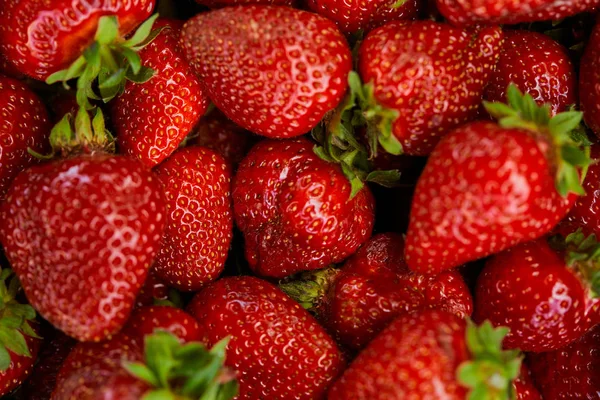 Draufsicht auf den Hintergrund mit roten frischen Erdbeeren — Stockfoto