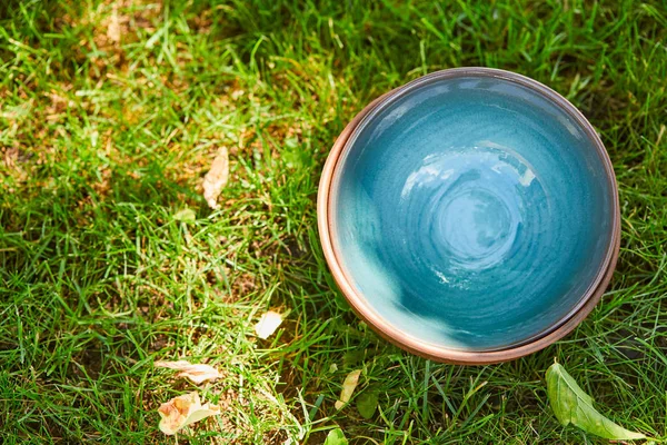 Vista dall'alto di ciotola di ceramica blu su erba verde — Foto stock