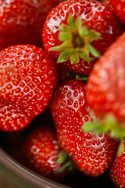 Close up of red organic strawberries in bowl — Stock Photo