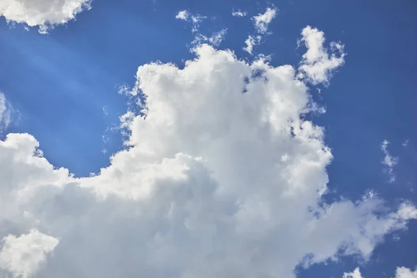 Fond avec ciel bleu et nuages blancs — Photo de stock