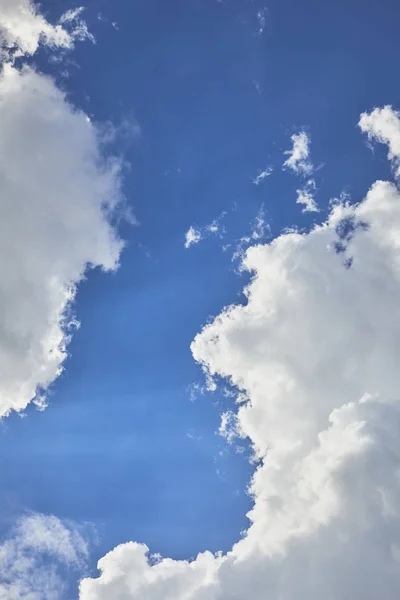 Fundo com céu azul e nuvens brancas — Fotografia de Stock