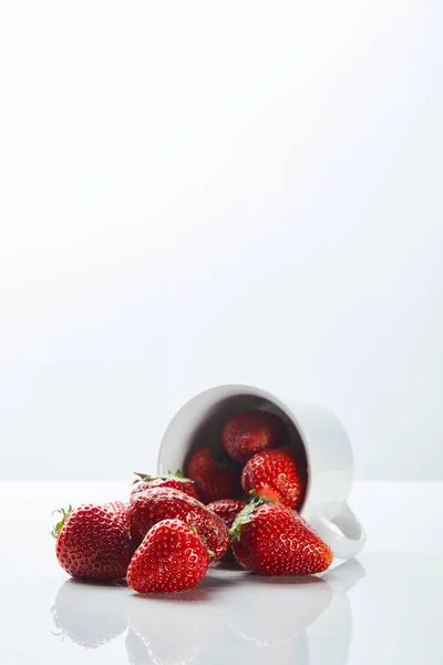 Köstliche Bio-Erdbeeren im Becher auf weißem Hintergrund — Stockfoto