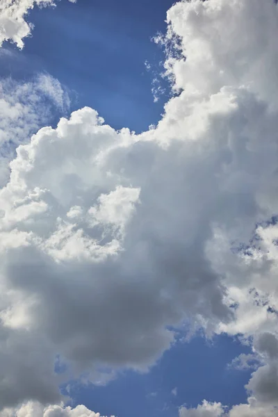 Fond avec ciel bleu et nuages blancs — Photo de stock