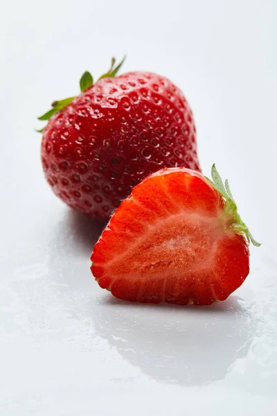 Gros plan de fraises douces sur fond blanc — Photo de stock