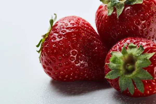 Gros plan de fraises rouges sucrées sur fond blanc — Photo de stock