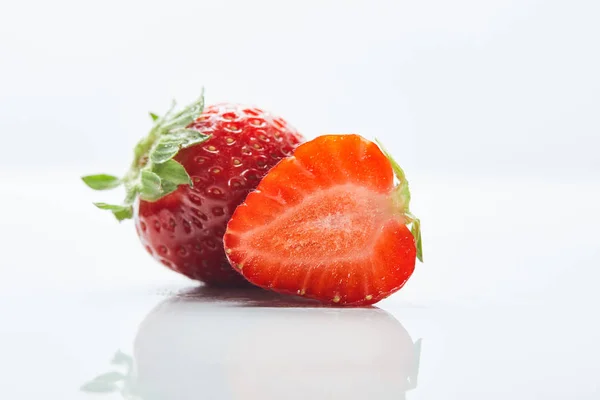 Délicieuses fraises sucrées crues sur fond blanc — Photo de stock