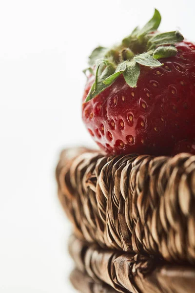 Свіжа червона полуниця в плетеному кошику ізольована на білому — стокове фото