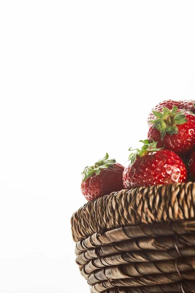 Червона солодка полуниця в плетеному кошику ізольована на білому — стокове фото