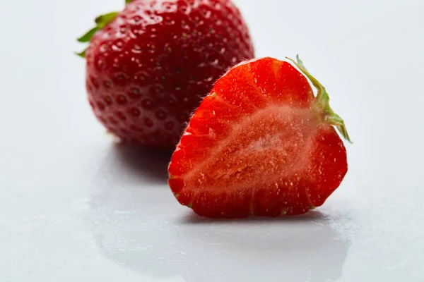 Rojo deliciosas fresas dulces sobre fondo blanco - foto de stock