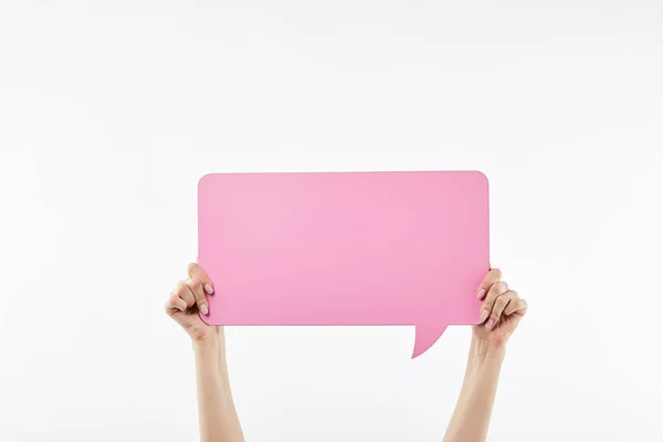 Vista recortada de la mujer con burbuja de habla rosa en las manos aisladas en blanco - foto de stock