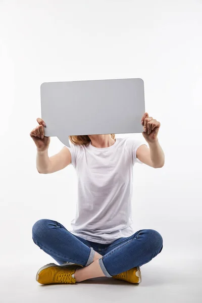 Femme avec bulle de parole dans les mains assis isolé sur blanc — Photo de stock