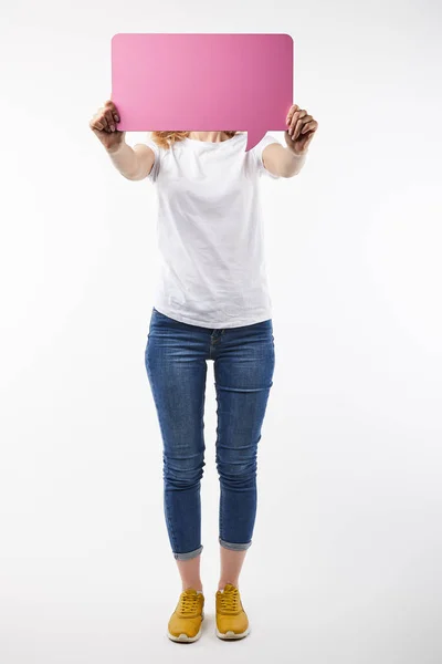 Mulher com bolha de fala rosa nas mãos de pé isolado no branco — Fotografia de Stock
