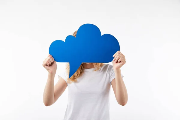 Donna con bolla di pensiero blu in mani in piedi isolato su bianco — Foto stock