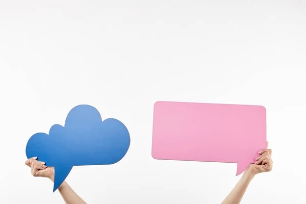 Vue recadrée de la femme avec la pensée bleue et des bulles de parole roses dans les mains isolées sur blanc — Photo de stock