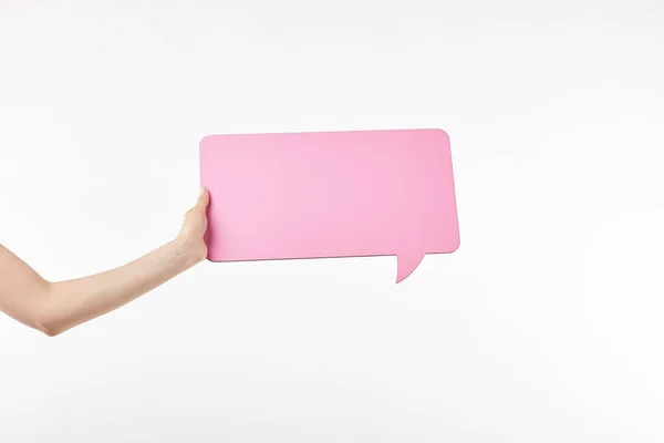 Обрізаний вид жінки з рожевою бульбашкою мови в руці ізольовано на білому — стокове фото