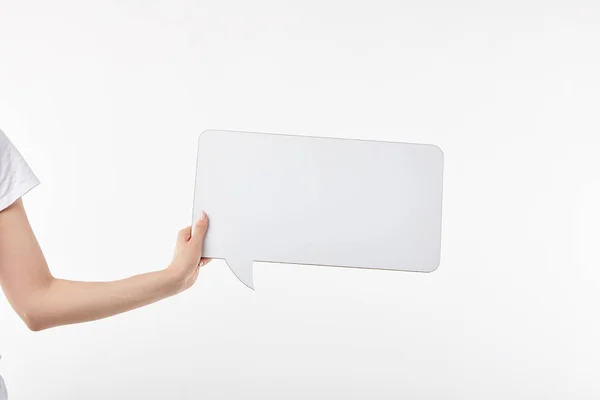 Vista ritagliata della donna con la bolla di discorso in mano isolato su bianco — Foto stock
