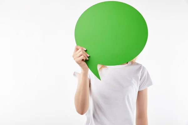 Vue recadrée de la femme avec bulle de pensée verte dans les mains isolées sur blanc — Photo de stock
