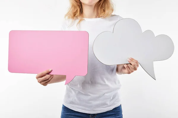 Vue recadrée de la femme avec bulle de parole rose et bulle de pensée dans les mains isolées sur blanc — Photo de stock