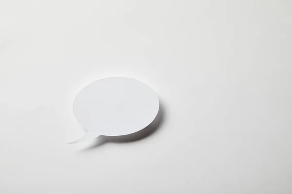 Pequena bolha de fala de papel na superfície branca — Fotografia de Stock