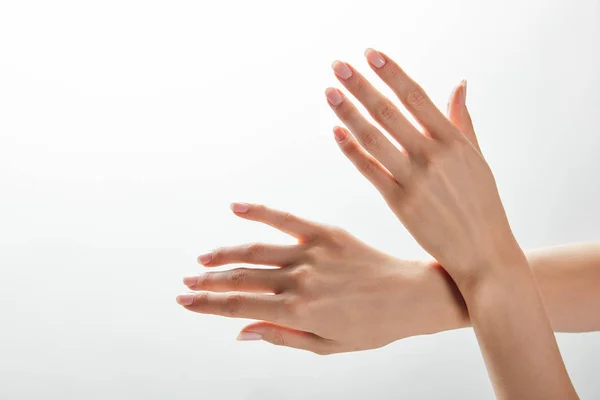 Vista recortada de las manos de la mujer aislado en blanco - foto de stock