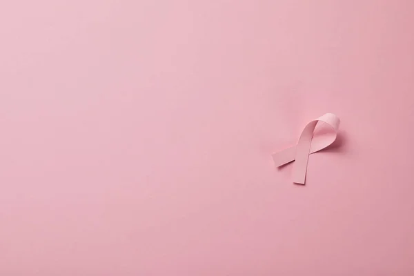 Brustkrebs-Schleife auf hellrosa Hintergrund — Stockfoto