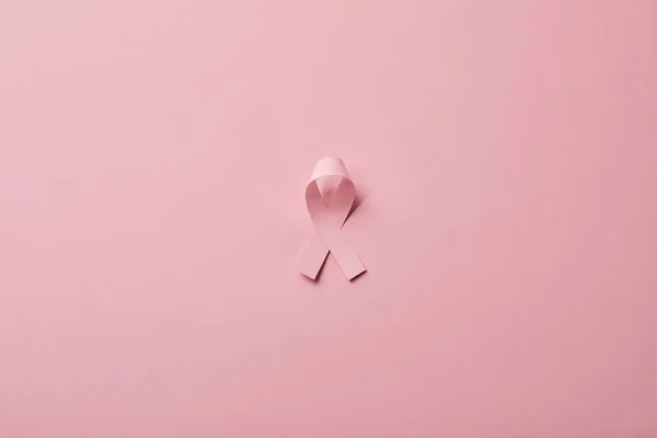 Ruban cancer du sein sur fond rose clair — Photo de stock