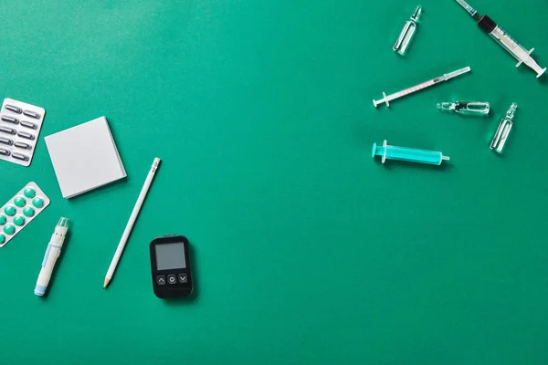 Diverses fournitures médicales avec notes collantes et crayon sur fond de boulangerie vert — Photo de stock