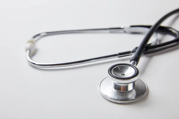 Vue rapprochée du stéthoscope noir sur blanc — Photo de stock